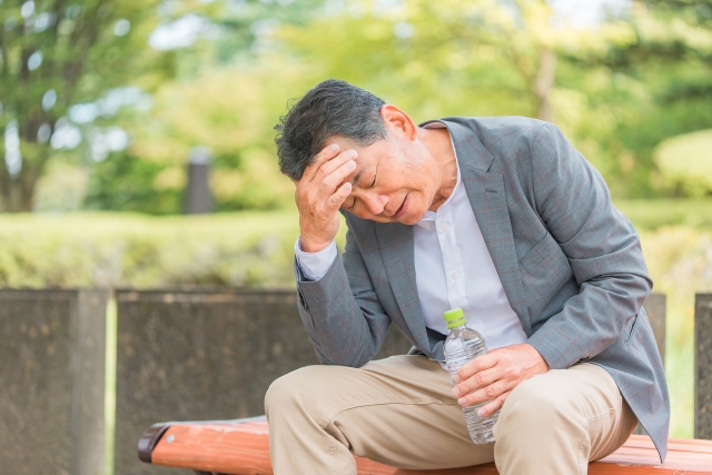 頭を抱える高齢者